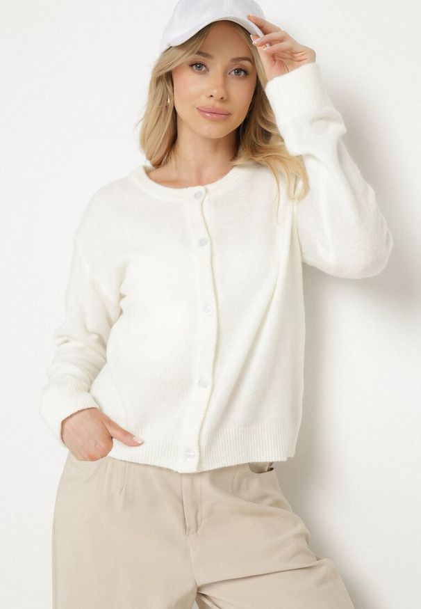 Born2be - Biały Kardigan o Klasycznym Kroju z Okrągłym Dekoltem Renfira. Okazja: na co dzień. Kolor: biały. Materiał: jeans. Długość rękawa: długi rękaw. Długość: długie. Wzór: aplikacja. Styl: klasyczny