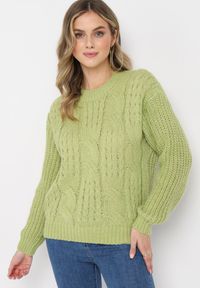 Born2be - Zielony Klasyczny Sweter z Modnym Splotem Viloma. Kolor: zielony. Wzór: ze splotem. Styl: klasyczny