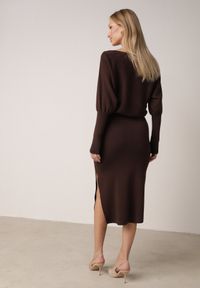 Born2be - Brązowa Dzianinowa Sukienka z Wiskozą o Nietoperzowym Kroju z Dekoltem w Łódkę Tisan. Okazja: na co dzień, na spotkanie biznesowe. Typ kołnierza: dekolt w łódkę. Kolor: brązowy. Materiał: dzianina, wiskoza. Styl: casual, biznesowy #4