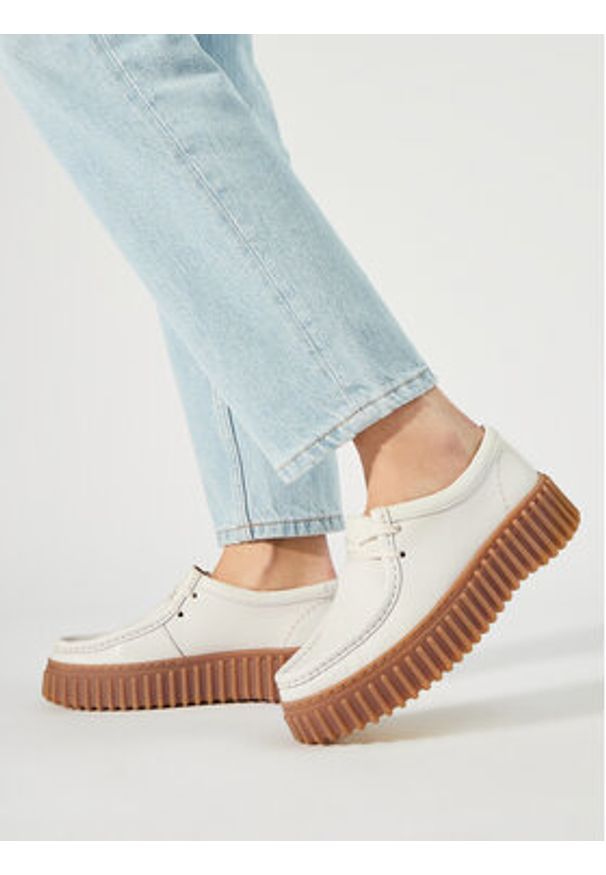 Clarks Półbuty Torhill Bee 26172085 Écru. Materiał: skóra