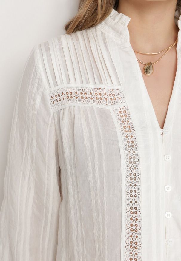 Born2be - Biała Koszula w Stylu Boho z Ażurowymi Lamówkami Larsula. Okazja: na spotkanie biznesowe, do pracy. Typ kołnierza: dekolt w kształcie V. Kolor: biały. Długość: długie. Wzór: ażurowy. Materiał: jeans, materiał. Długość rękawa: długi rękaw. Sezon: lato. Styl: boho