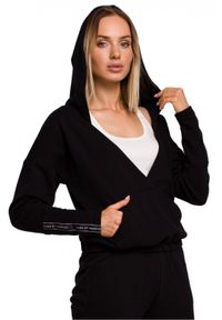 Produkt Polski - Hoodie bluza damska z kapturem i kieszeniami głęboki dekolt V czarna. Typ kołnierza: kaptur. Kolor: czarny. Materiał: dzianina, bawełna