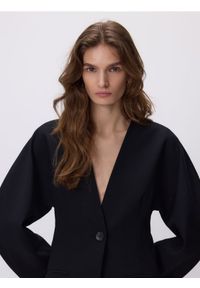 Reserved - Taliowana marynarka - czarny. Kolor: czarny. Materiał: wiskoza, tkanina #1