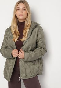 Born2be - Jasnozielona Pikowana Kurtka Przejściowa z Kapturem Arivitte. Okazja: na co dzień. Typ kołnierza: kaptur. Kolekcja: plus size. Kolor: zielony. Materiał: jeans. Styl: casual, elegancki #5