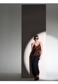 Sinsay - Satynowy top z koronką - brązowy. Kolor: brązowy. Materiał: satyna, koronka. Wzór: koronka #1