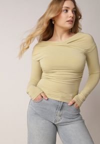 Born2be - Zielona Bluzka z Bawełną Dekoltem Typu Łódka i Marszczeniem Typhatos. Okazja: na co dzień. Kolor: zielony. Materiał: bawełna. Styl: casual, elegancki #1