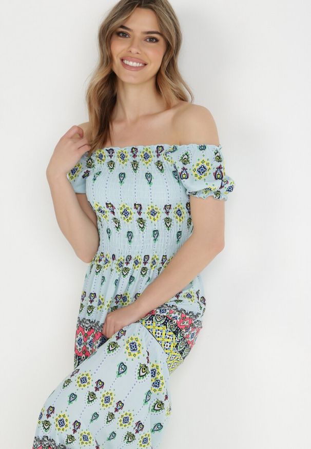 Born2be - Jasnoniebieska Sukienka z Wiskozy Nesone. Typ kołnierza: dekolt hiszpanka. Kolor: niebieski. Materiał: wiskoza. Wzór: kolorowy, aplikacja. Długość: midi