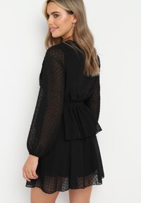 Born2be - Czarna Sukienka Sharpblaze. Kolor: czarny. Materiał: tkanina, materiał. Długość rękawa: długi rękaw. Typ sukienki: kopertowe. Długość: mini #3