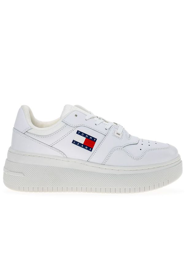 Buty damskie Tommy Jeans TJW Retro Basket Flatform Ess EN0EN02506-YBS - białe. Okazja: na co dzień. Zapięcie: sznurówki. Kolor: biały. Materiał: skóra, guma. Szerokość cholewki: normalna. Obcas: na platformie. Sport: turystyka piesza
