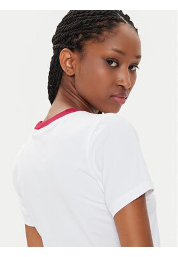 Juicy Couture T-Shirt Dump Him JCWCT23314 Biały Slim Fit. Kolor: biały. Materiał: bawełna