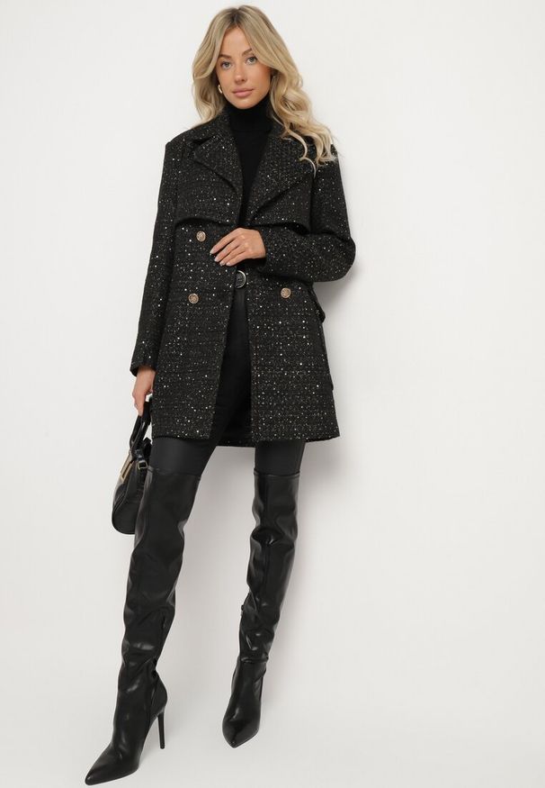 Born2be - Czarny Dwurzędowy Płaszcz Zdobiony Metaliczną Nicią z Ozdobnymi Guzikami i Paskiem Salindrael. Okazja: na co dzień. Kolor: czarny. Materiał: jeans. Wzór: aplikacja. Styl: klasyczny, casual, elegancki