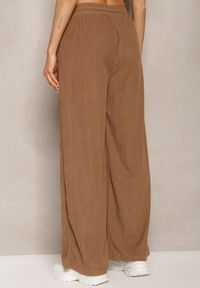 Renee - Brązowe Szerokie Spodnie o Prążkowanym Kroju z Gumką w Pasie Jovulla. Kolor: brązowy. Materiał: prążkowany #4