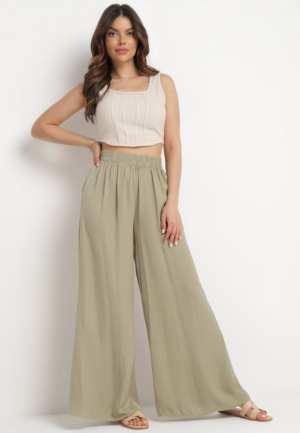 Born2be - Zielone Spodnie z Szerokimi Nogawkami i Gumką w Pasie Myrddin. Okazja: na co dzień. Kolor: zielony. Sezon: wiosna, lato. Styl: casual