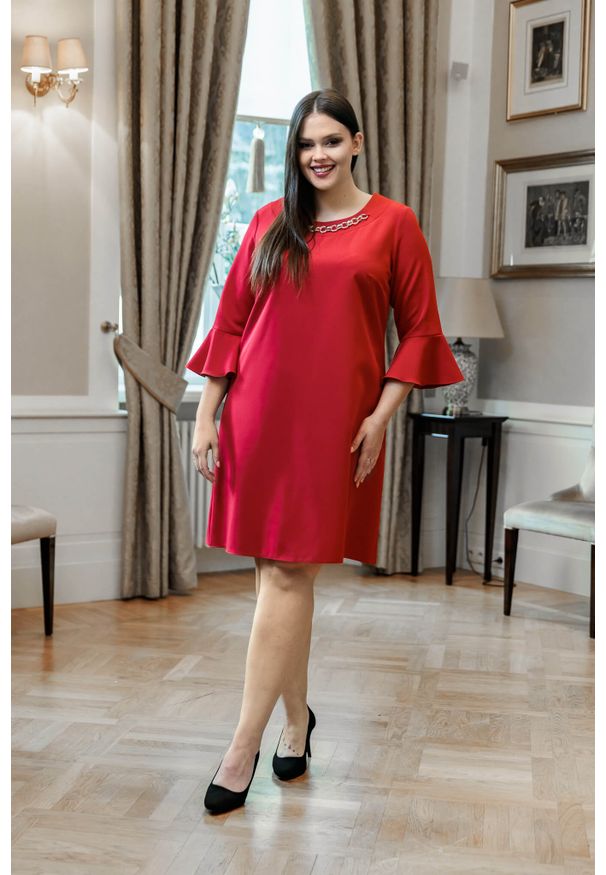 Moda Size Plus Iwanek - Czerwona trapezowa sukienka Elena XXL OVERSIZE. Kolor: czerwony. Materiał: skóra, materiał, tkanina. Sezon: zima, wiosna. Typ sukienki: trapezowe, oversize. Długość: midi