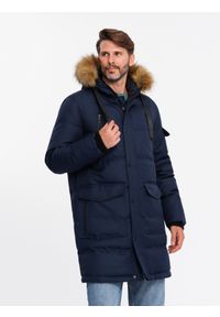 Ombre Clothing - Długa ciepła kurtka męska z kapturem typu parka – granatowa V1 - Rozmiar: S. Typ kołnierza: kaptur. Kolor: niebieski. Materiał: tkanina, futro, poliester, materiał, syntetyk. Długość: długie. Wzór: aplikacja, ze splotem, paski. Styl: elegancki