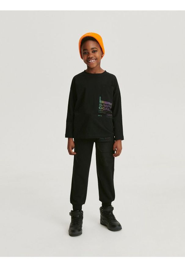 Reserved - Dresowe spodnie jogger - czarny. Kolor: czarny. Materiał: dresówka. Wzór: gładki