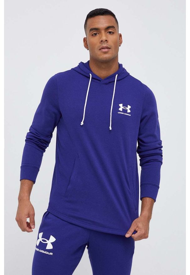 Under Armour bluza męska kolor fioletowy z kapturem z nadrukiem. Okazja: na co dzień. Typ kołnierza: kaptur. Kolor: fioletowy. Wzór: nadruk. Styl: casual