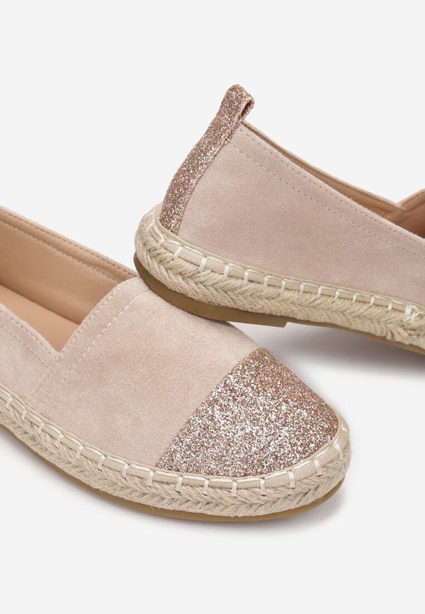 Renee - Różowe Espadryle Aglateia. Nosek buta: okrągły. Zapięcie: bez zapięcia. Kolor: różowy. Szerokość cholewki: normalna. Wzór: aplikacja. Obcas: na platformie