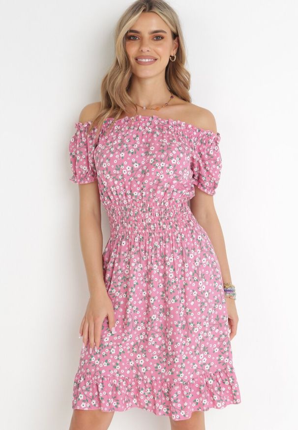 Born2be - Różowa Bawełniana Sukienka Hiszpanka w Kwiaty z Marszczoną Gumką w Talii Rosaliya. Typ kołnierza: dekolt hiszpanka. Kolor: różowy. Materiał: bawełna. Wzór: kwiaty
