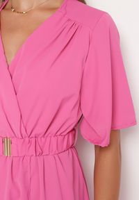 Born2be - Różowa Sukienka z Kopertowym Dekoltem z Gumką w Pasie i Paskiem z Metalową Klamerką Teseri. Typ kołnierza: dekolt kopertowy. Kolor: różowy. Wzór: aplikacja. Typ sukienki: kopertowe #7