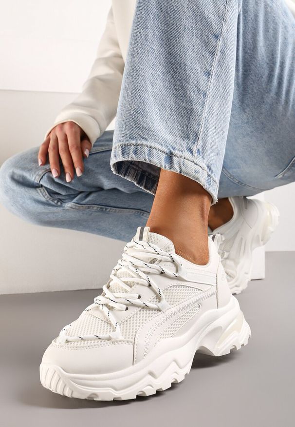 Renee - Białe Sneakersy na Masywnej Podeszwie z Siateczkowym Wstawkami i Ozdobnymi Sznurówkami Ollavia. Kolor: biały