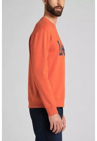 Lee - LEE BASIC CREW LOGO SWS MĘSKA BLUZA BEZ KAPTURA LOGO BURNT OCHRE L80XTJBH. Typ kołnierza: bez kaptura #3