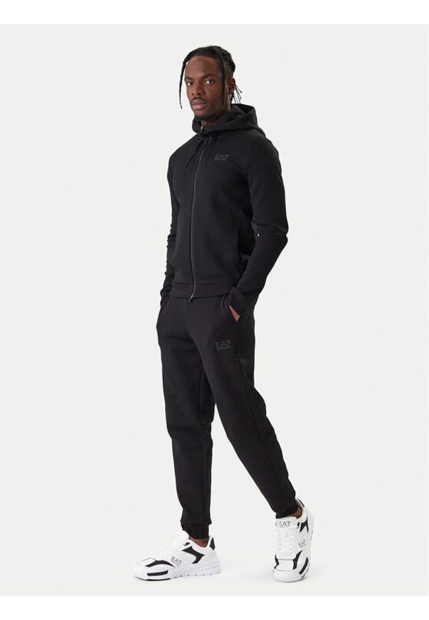 EA7 Emporio Armani Dres 7M001602 AF20845 UC001 Czarny Regular Fit. Kolor: czarny. Materiał: syntetyk