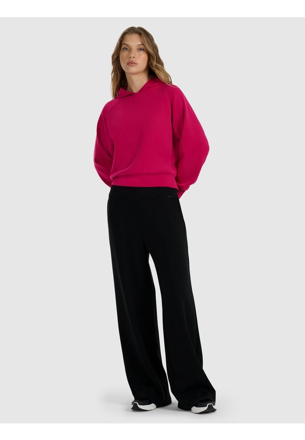 4f - 4F Bluza dresowa nierozpinana z modalem damska - różowa M. Okazja: na co dzień. Typ kołnierza: kaptur. Kolor: różowy. Materiał: dresówka. Długość rękawa: raglanowy rękaw. Wzór: gładki, ze splotem. Styl: casual, klasyczny, sportowy