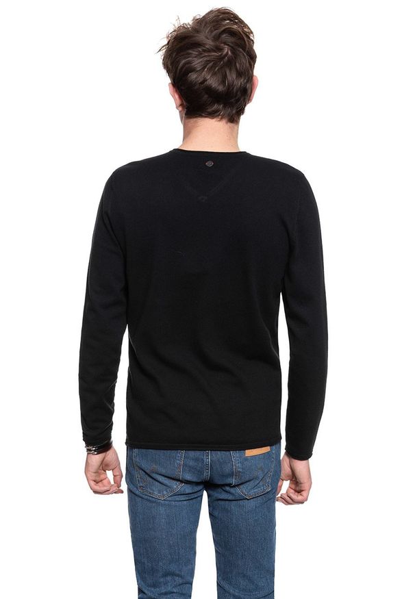 Mustang - MĘSKI SWETER MUSTANG Emil V Rolledge CAVIAR 1008639 4132. Okazja: na spotkanie biznesowe, na co dzień, do pracy. Typ kołnierza: button down. Materiał: bawełna. Długość rękawa: długi rękaw. Długość: długie. Wzór: nadruk, aplikacja, gładki. Sezon: zima. Styl: elegancki, biznesowy, klasyczny, casual