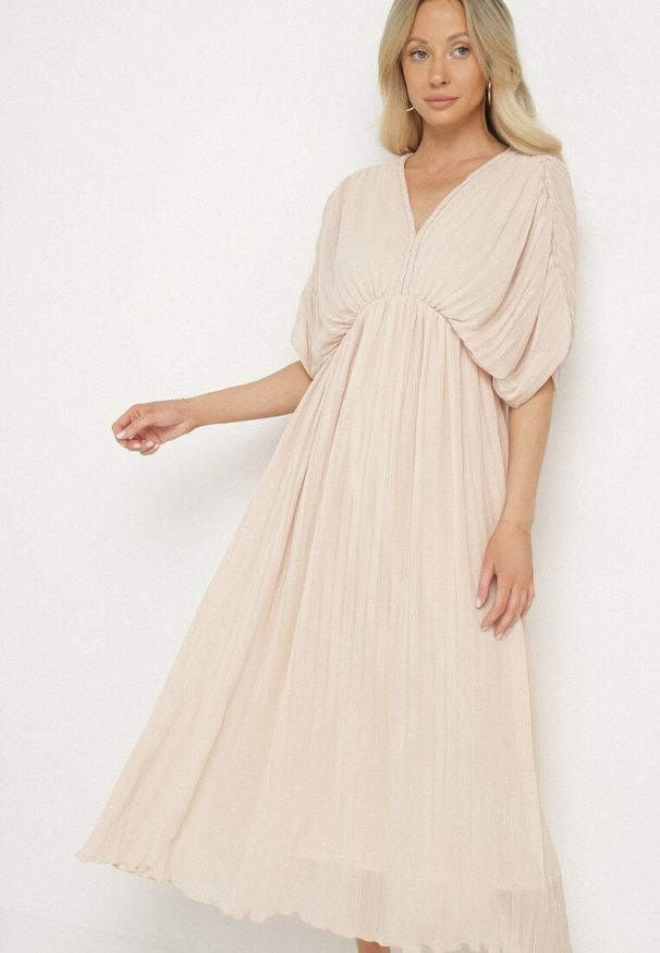 Born2be - Beżowa Sukienka Rozkloszowana z Wiązaniem na Szyi o Luźnym Kroju Napila. Okazja: na co dzień. Typ kołnierza: dekolt w kształcie V. Kolor: beżowy. Styl: klasyczny, casual, elegancki