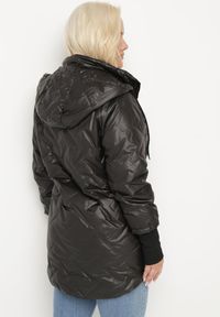 Born2be - Czarna Kurtka Pikowana z Odpinanym Kapturem z Dłuższym Tyłem Rivselia. Okazja: na co dzień. Kolor: czarny. Materiał: tkanina. Długość: długie. Wzór: aplikacja. Sezon: zima. Styl: casual, klasyczny #7