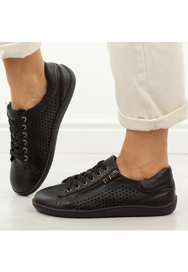 Czarne skórzane półbuty damskie barefoot Jezzi Ol38-6. Okazja: na co dzień. Zapięcie: sznurówki. Kolor: czarny. Materiał: skóra. Szerokość cholewki: normalna. Sezon: wiosna, jesień, lato. Styl: casual, klasyczny, sportowy