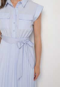 Born2be - Jasnoniebieska Plisowana Sukienka z Bawełną i Paskiem Lireviere. Okazja: na co dzień. Kolor: niebieski. Materiał: bawełna. Styl: elegancki, casual #6