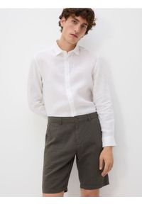 Reserved - Szorty regular z lnem - jasny zielony. Kolor: zielony. Materiał: len