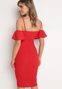 Born2be - Czerwona Sukienka Dopasowana z Kopertową Górą i Ozdobną Falbanką Yaleria. Okazja: na ślub cywilny, na wesele. Kolor: czerwony. Materiał: materiał. Długość rękawa: krótki rękaw. Typ sukienki: kopertowe #4