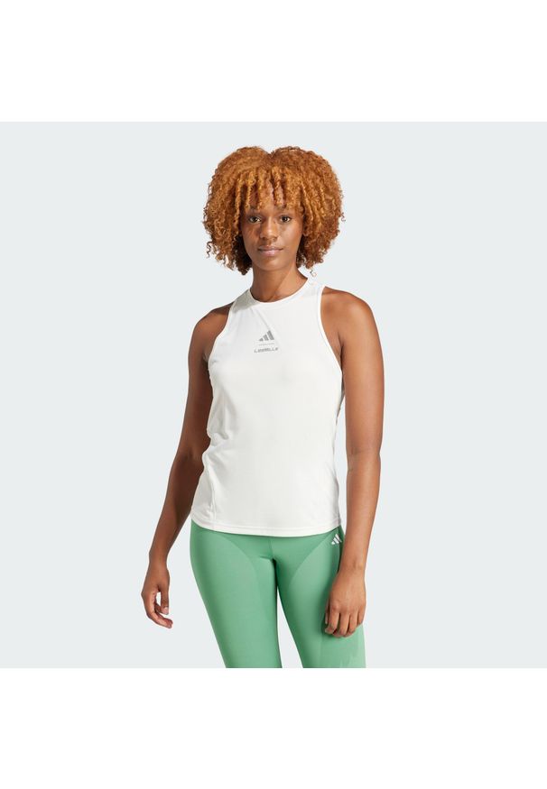 Adidas - Damski tank top adidas Les Mills Graphic. Kolor: biały. Wzór: aplikacja. Sport: fitness