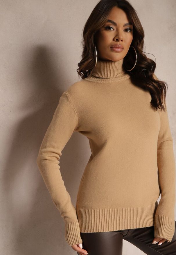 Renee - Ciemnobeżowy Golf Sweter o Dopasowanym Kroju z Kaszmirem Zairith. Okazja: na spotkanie biznesowe, do pracy, na co dzień, na spacer. Typ kołnierza: golf. Kolor: beżowy. Materiał: kaszmir. Wzór: aplikacja. Styl: klasyczny, biznesowy, casual, elegancki