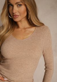 Renee - Ciemnobeżowy Sweter z Bawełną z Prążkowanej Dzianiny Reisaria. Okazja: na co dzień. Kolor: beżowy. Materiał: prążkowany, bawełna, dzianina. Styl: klasyczny, casual #3