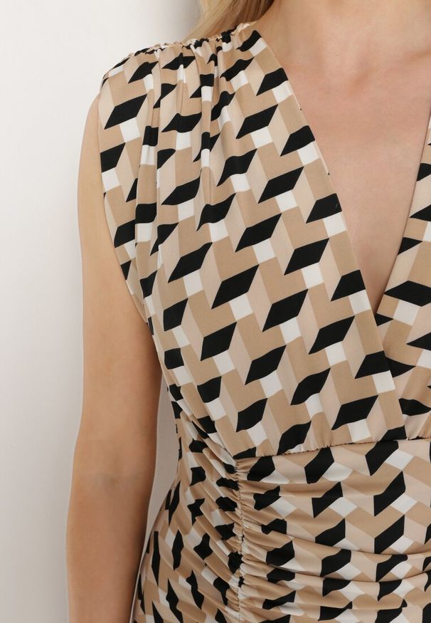 Born2be - Beżowo-Czarna Dopasowana Sukienka z Marszczeniem Terysa. Kolor: beżowy. Typ sukienki: kopertowe. Długość: maxi