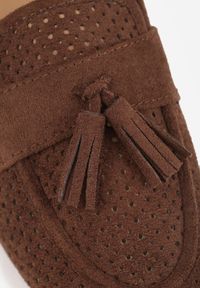 Renee - Ciemnobrązowe Mokasyny VICES z Ażurową Cholewką i Frędzlami Hyrilea. Okazja: na co dzień. Kolor: brązowy. Materiał: jeans. Szerokość cholewki: normalna. Wzór: ażurowy. Styl: casual, street, boho #4