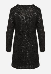 Born2be - Czarna Koktajlowa Cekinowa Sukienka o Pudełkowym Kroju Sewilena. Okazja: na co dzień. Kolor: czarny. Wzór: aplikacja. Styl: wizytowy #4