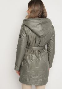 Born2be - Zielona Kurtka z Pikowanymi Przeszyciami Kapturem i Wiązanym Paskiem Erlexie. Okazja: na spotkanie biznesowe, na co dzień, na spacer, do pracy. Kolor: zielony. Materiał: dzianina, jeans. Styl: biznesowy, casual, klasyczny #7