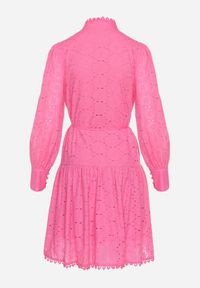 Born2be - Fuksjowa Sukienka z Haftowanej Tkaniny ze Stójką i Perłowymi Guzikami Salino. Typ kołnierza: kołnierzyk stójkowy. Kolor: różowy. Materiał: tkanina. Wzór: haft. Styl: vintage. Długość: midi #2