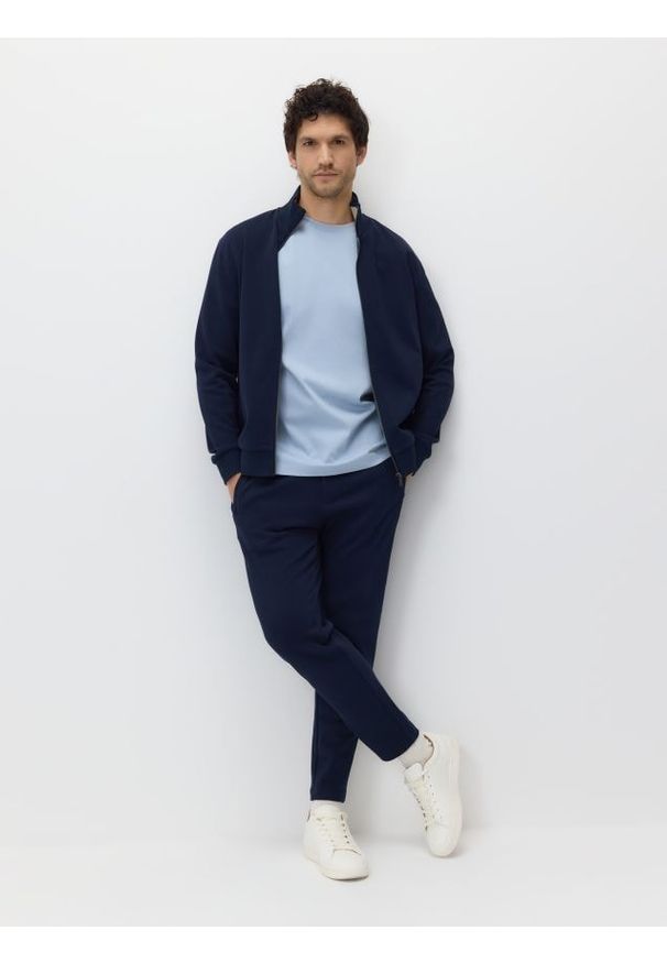 Reserved - Spodnie dresowe slim - granatowy. Kolor: niebieski. Materiał: dresówka