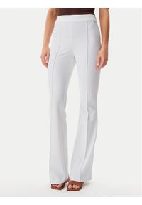 Guess Spodnie materiałowe W4YB01KCBO2 Biały Slim Fit. Kolor: biały. Materiał: syntetyk