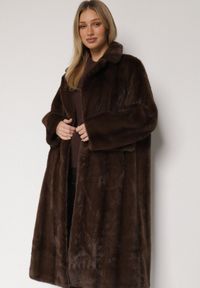Born2be - Brązowy Płaszcz Futerko o Kroju Oversize z Kieszeniami z Klapami Namys. Okazja: na co dzień, na randkę, na spacer. Kolor: brązowy. Materiał: futro. Styl: casual #5