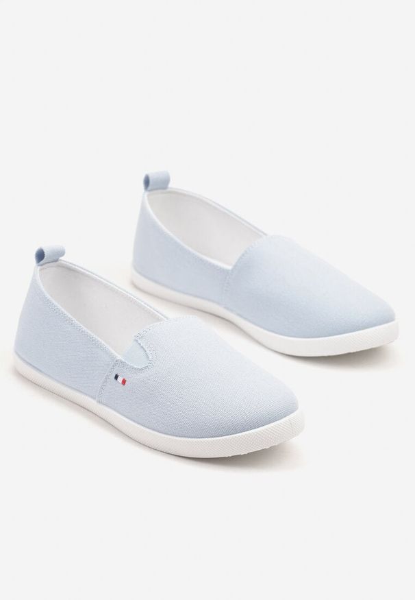 Renee - Jasnoniebieskie Tenisówki Vices Basic z Materiałowymi Gumkami Aretela. Okazja: na co dzień. Kolor: niebieski. Materiał: materiał. Styl: elegancki, casual