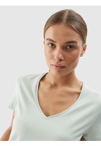 4f - T-shirt regular gładki damski. Kolor: turkusowy. Materiał: bawełna, dzianina, elastan. Wzór: gładki
