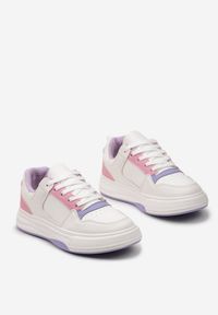 Born2be - Biało-Fioletowe Sneakersy Ozdobione Kolorowymi Naszywkami Utaria. Kolor: biały. Wzór: aplikacja, kolorowy