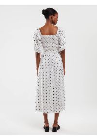 Big-Star - Sukienka damska midi z wiskozy w kropki biała Sotini 100. Kolor: biały. Materiał: wiskoza. Długość rękawa: krótki rękaw. Wzór: kropki. Sezon: lato. Typ sukienki: proste. Styl: wakacyjny, wizytowy, elegancki. Długość: midi #4
